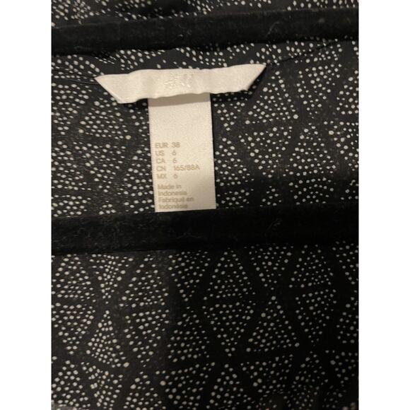 H&M Size 6 Blouse Black Sleeveless Button Sheer Chiffon Great with Leggings - Picture 2 of 7